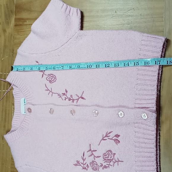 Willow & Wind Pink Floral Embroidered Button Down Cropped Sweater Size Medium - Picture 8 of 8